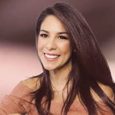 Boricuas 🇵🇷 en la Luna🌛 De reina 👑 a ejecutiva 👩‍💼: Casandra Castro  echa raíces en Panamá 🇵🇦 https://lnkd.in/e-Jj38Dn