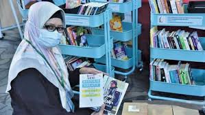 Dalam sudut pandang ini, penulis menceritakan kisah ' aku' atau dirinya sendiri sebagai tokoh utama dan paling sering muncul. Usaha Amal Kumpul Buku
