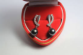 Mulai dari anting emas, anting silver, hingga anting berlian yang harganya begitu mahal. Anting Giwang Emas Putih Mutiara Air Laut Gold