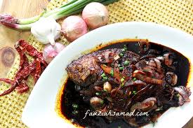 Segengam cili padi•bawang holland•bawang merah•bawang putih•biji tomato•minyak masak•biji limau nipis•sudu garam. Ikan Bawal Hitam Masak Kicap Pedas
