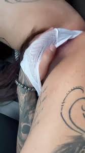 Anny Alves tocándose caliente con pepeka mojada en el coche - Dale Porno