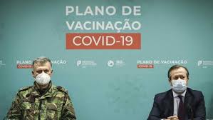 Enfermeira pega frasco da vacina da astrazeneca imagem: Covid 19 Portugal Vai Retomar Uso Da Vacina Da Astrazeneca Fora De Campo Jornal Record