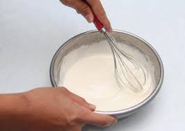 500 ml air dingin, tepung 300g, tiga sendok makan gula pasir, sedikit garam, sebungkus baking soda, sebungkus gula vanili. Pancake Tanpa Susu Resipi
