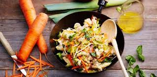 Wok Nos Meilleures Recettes Avec Cette Poele Chinoise En 2020 Wok De Poulet Saute De Poulet Poulet Poireaux