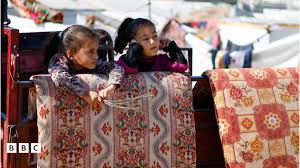 عشرات القتلى والجرحى في غارات إسرائيلية وصفت بالأعنف في خان يونس، والكنيست  يناقش اليوم حجب الثقة عن حكومة نتنياهو, صفحة 2 من 2 - BBC News عربي