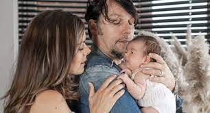 Facebook gives people the power to share and makes the world. Smelt Jan Dulles Deelt Slaapfoto Met Pasgeboren Dochter Donna 100 Nl Magazine