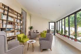 Au milieu d'un parc de 3 000 m2, un ancien lieu de culte mormon a été transformé en une brasserie lounge et une salle haut de gamme pouvant accueillir 300 convives. Les Jardins D Arcadie Passent Le Cap Des 30 Residences Avec Services Pour Senior En Activite