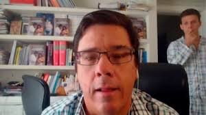 Sorpresa en eltrece: entrevistaban a un pediatra y su hijo apareció en  pijama