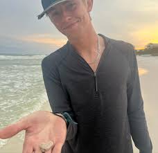 365 days!! 🌎 this has been the sweetest year!! i can't wait for many more!  i love you so much 💗💗💗💗💗