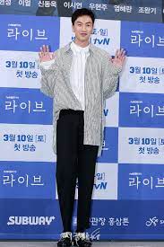 보다 • (boda) (infinitive 봐 or 보아, sequential 보니) (transitive). ì´ê´'ìˆ˜ í‚¤ 190cmì˜ ìœ„ì—„ ë¼ì´ë¸Œ ì œìž'ë°œí'œíšŒ