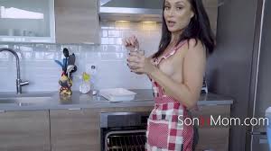My Italian Stepmom In Nothing But Apron - XNXX.COM