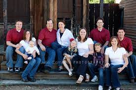 Large Family Photo Shoot Ideas Pinterest Ideas For A Large Family Shoot Like The Color Family Photo Pose Extended Family Photography Family Picture Poses
