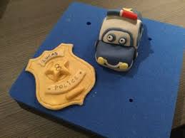 Tutoriel Decorations De Gateau Sur Le Theme De La Police Decoration Gateau Gateau Pompier Tuto Pate A Sucre