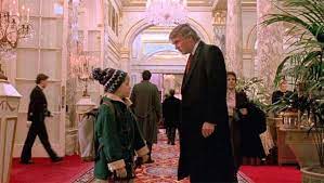 Se souviennent certainement de l'apparition de donald trump dans le hall de l'hôtel plaza à new york. Aux Etats Unis Donald Trump Se Dit Honore D Avoir Joue Dans Le Film Maman J Ai Encore Rate L Avion Ladepeche Fr