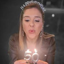 Mural de fotos feito da reutilização de moldura, barbante e pregadores!