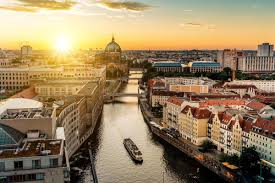 Descubre los lugares más bonitos del mundo, descarga tracks gps y sigue el itinerario de los senderos más top desde un mapa. E Commerce Berlin Expo Channelengine