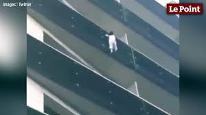 L'acte héroïque d'un homme escaladant quatre étages pour sauver un enfant (video). Video Paris Un Homme Escalade Un Immeuble Pour Sauver Un Enfant Le Point