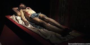 Se puede observar la casi ausencia en este crucificado de sangre, a diferencia de las imágenes de gregorio fernández. Cristo Yacente De Gregorio Fernandez La Voz De Rioseco