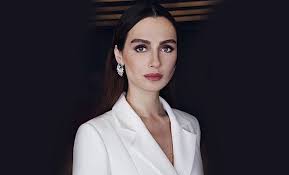 Akalay, bodrum'da tek başına tatil yapınca boşanacaklarına dair dedikodular yine ayyuka çıkmıştı. Birce Akalay Eski Esi Sarp Levendoglu Nu Unutamadi Mi