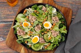 L'insalata con tonno, uova, pomodoro e mais è un'insalatona dal sapore estivo che si prepara con pochi e semplici ingredienti, perfetta per un pranzo… Insalata Di Tonno E Uovo La Cucina Salutare