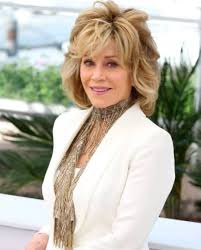 I capelli crespi o ricci/frisé si gonfiano più . Tagli Per Donne 60 Anni I Migliori Del 2022 Sono Ricercati E Alla Moda