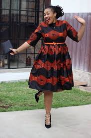 Ce modèle élégant de robe en pagne est idéal pour un entretien important, le boulot ou une sortie en ville. Bow Africa Fashion African Dresses For Women African Clothing African Formal Dress
