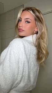 Lily Neumann's Instagram, Twitter & Facebook