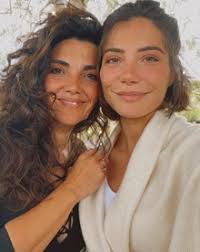 Carolina carvalho is a member of vimeo, the home for high quality videos and the people who love them. Carolina Carvalho Partilha Foto Com A Mae E Encanta Os Fas Parece A Irma Mais Velha A Ferver Vidas
