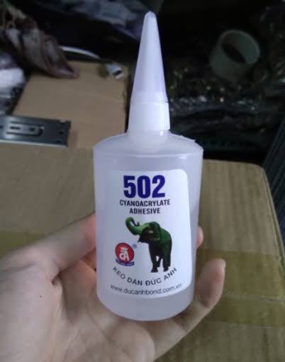 Cậu bé 3 tuổi bắt chước bà nhưng nhỏ nhầm keo 502 vào mắt: Mẹ sơ cứu trong 15 phút, bác sĩ nói "không cần điều trị nữa"