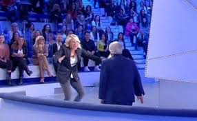 In piazza maione, in tarda serata, registrava la consueta scena della consegna della busta che quindi vedrà come protagonista un residente nella. Fxjnjq Bfo6kkm