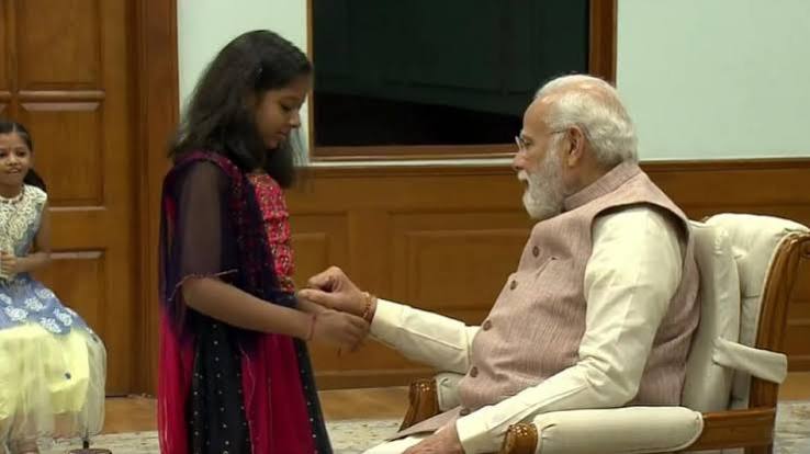 रक्षाबंधन की राष्ट्रपति और PM ने दी बधाई, बच्चे बांधने पहुंचे राखी, राहुल ने शेयर की पुरानी तस्वीरें - festival Rakshabandhan celebrated today President Draupadi Murmu PM ...