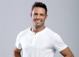 Τα παιχνίδια με την κόρη του στην παραλία. Diashmoi Celebrities Page 187 Hairlossgr