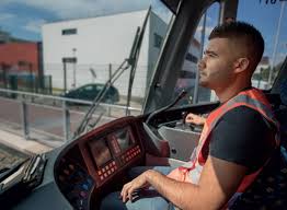 Le conducteur dispose de toute une panoplie d'outils qui l'aide dans son itinéraire : La Sncf Recrute 140 Conducteurs De Tram Train Est Ensemble