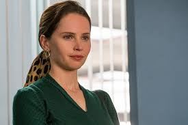 La giusta causa fa entrambe le cose così intensamente da poter essere considerato il miglior thriller dopo il silenzio degli innocenti. Una Giusta Causa Felicity Jones Agguerrita Nella Nuova Clip