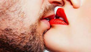 Saiba o que significa quando seu parceiro morde o seu lábio durante o beijo  