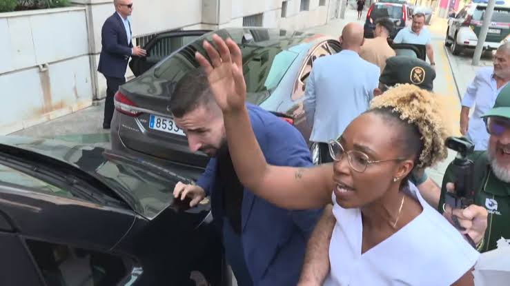 Abucheos a la ministra de Sanidad en su primera visita a Ceuta tras la  avalancha