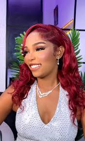 Sunday 1.00 .. Traffic light , lots of parking spaces , sun is shining ..  Happy Sunday @everyone @highlight