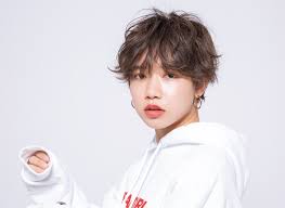 輪郭は隠した方が大きくみえる 小顔に見せたいならファイスラインすっきりショート フェイスライン おフェロ 強調