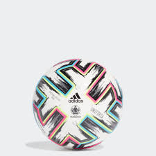 Klä barnen på för fotboll med några häftiga fotbollskläder och några bra fotbollsskor. Sverige Adidas Sverige