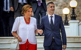 Οι τάξεις θα λειτουργούν με ολιγομελή τμήματα τα οποία θα αποτελούνται από 5 έως 15 άτομα και τα μαθήματα. H Tryferh Kinhsh Toy K Mpakogiannh Sth De3iwsh Sto Proedriko Megaro Aftodioikisi Gr