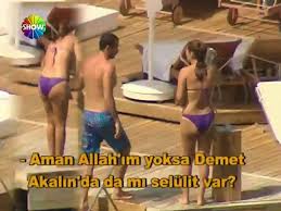 Bodrumda görüntülenen Demet Akalın eşiyle aşk tazeledi