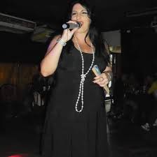 May 17, 2021 · quién era mc kevin, el cantante que murió al arrojarse de un quinto piso a la pileta de un hotel la vida del músico que murió trágicamente a sus 23 años y dos semanas después de su. Cantante Cubana Yania La Gitana De La Gitana De La Salsa Facebook