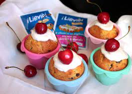 Muffin alle ciliegie e yogurt. Muffin Allo Yogurt Con Ciliegie E Gocce Di Cioccolato