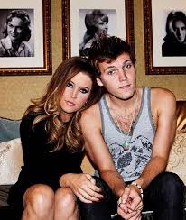 Gold plated base metal unknown. Der Sohn Von Lisa Marie Presley Und Der Enkel Von Elvis Presley Benjamin Keough 27 Sterben Nach Welt