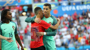Parc des princes, paris, france. Fan Ansturm Auf Ronaldo Junge Schummelt Sich Auf Portugals Teamfoto B Z Berlin