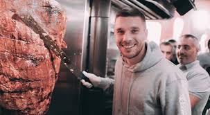 Ideen entstehen bei mir einfach, sagt er. Eski Galatasarayli Podolski Nin Actigi Doner Dukkaninin Onunde Kuyruk Olustu