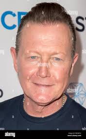 Robert Patrick frequentando Stand fino al cancro 2016 tappeto rosso al  Disney Hall , Los Angeles CA Foto stock