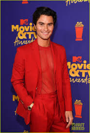 Latest on houston baptist huskies defensive lineman chase stokes including news, stats, videos, highlights and more on espn. Chase Stokes Madelyn Cline Celebrate Best Kiss Win With A Kiss At Mtv Movie Tv Awards 2021 Watch Photo 1312023 2021 Mtv Movie Tv Awards Chase Stokes