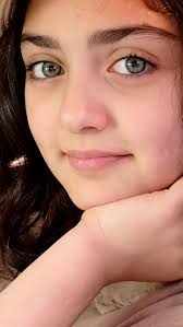 Hearting my baby's pictures but in my bd inbox is crazy 🤣🥴