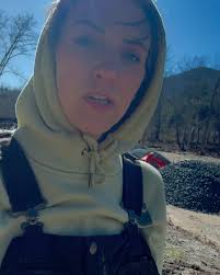 First seeds going in the ground today & I finally planted my daffodils that  the Beckett's brought more awhile back! So ready to see some blooms around  here 🌷🥰